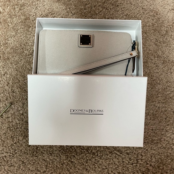 DOONEY & BOURKE SAFFIANO LARGE ZIP AROUND WRISTLET. ECRU. NEW WITH TAGS IN BOX. - Picture 5 of 7